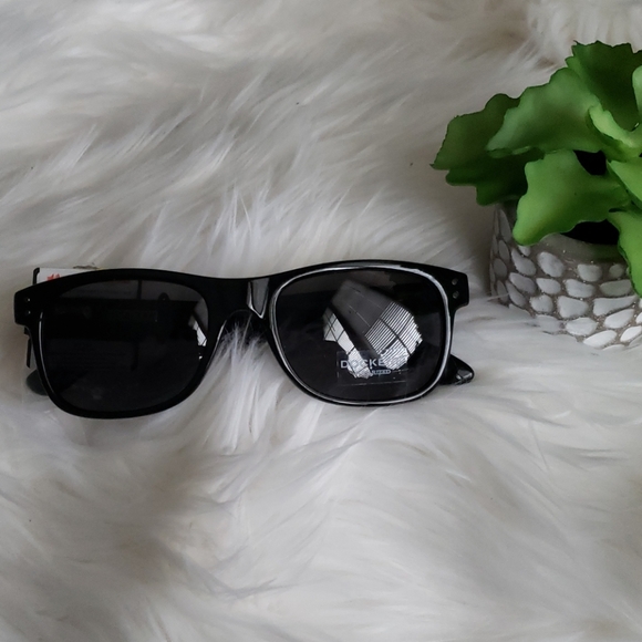 Dockers Black Polarized Sunglasses - Picture 1 of 4
